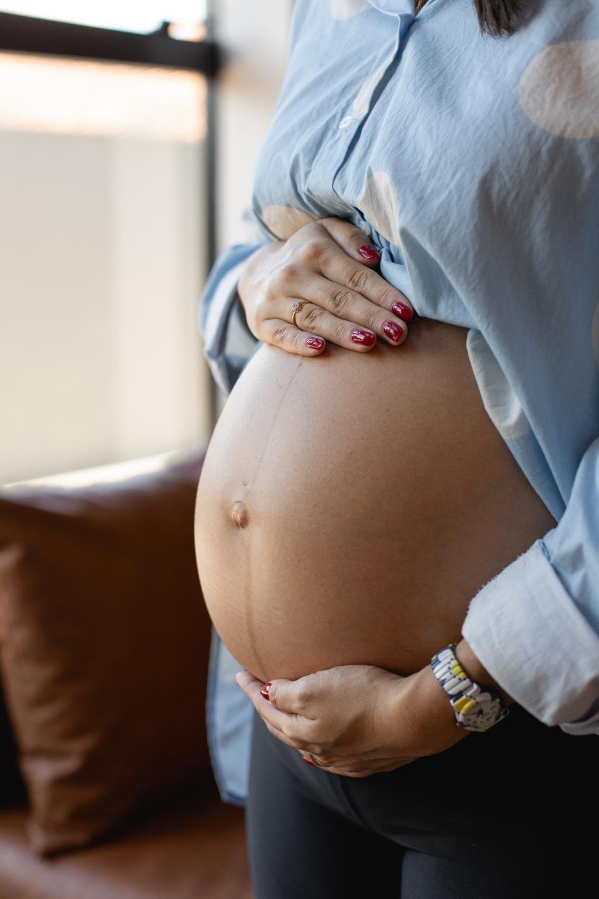 Gestante acariciando a barriga